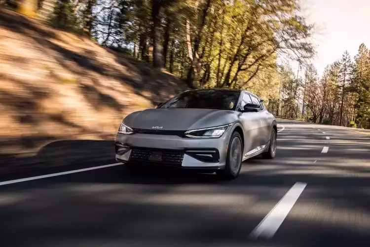 Tiếp tục lên phiên bản cao hơn là EV6 GT-Line, chia sẻ hệ thống truyền động với EV6 Wind cấp trung. Giá bắt đầu từ 51.200 USD cho biến thể dẫn động cầu sau và 55.900 USD cho bản AWD. EV6 GT-Line nổi bật bởi ngoại thất thể thao hơn với các chi tiết cùng màu thân xe và cửa sổ trời chỉnh điện. Người mua cũng sẽ tìm thấy một nội thất độc đáo với vô-lăng “hình chữ D”. Mẫu xe này cũng có gương chiếu hậu tự động làm mờ với Homelink.