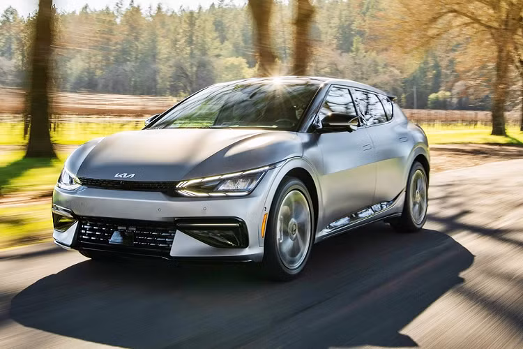 Mô hình tiêu chuẩn của Kia EV6 hoàn toàn mới có tên EV6 Light có gói pin 58 kWh, động cơ điện đặt phía sau, sản sinh công suất 167 mã lực và mô-men xoắn 349 Nm. Tăng tốc từ 0-96 km/h trong 8 giây, đạt tốc độ tối đa 185 km/h và đi được 373 km trong một lần sạc.