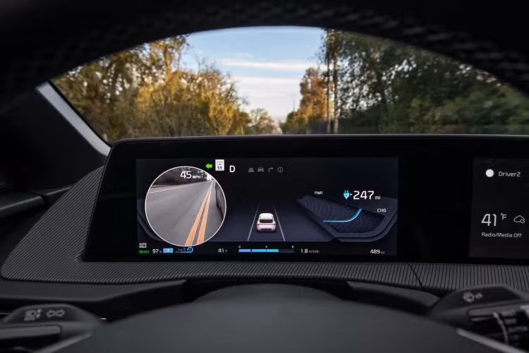 Về mặt an toàn, có Hỗ trợ tránh va chạm phía trước, Cảnh báo va chạm điểm mù, Hỗ trợ lái xe trên đường cao tốc và Kiểm soát hành trình thông minh với tính năng Stop &amp; Go, Hỗ trợ giữ làn đường, Hỗ trợ giữ làn đường và Tránh va chạm phương tiện cắt ngang phía sau, camera lùi và Cảnh báo có người ở phía sau.