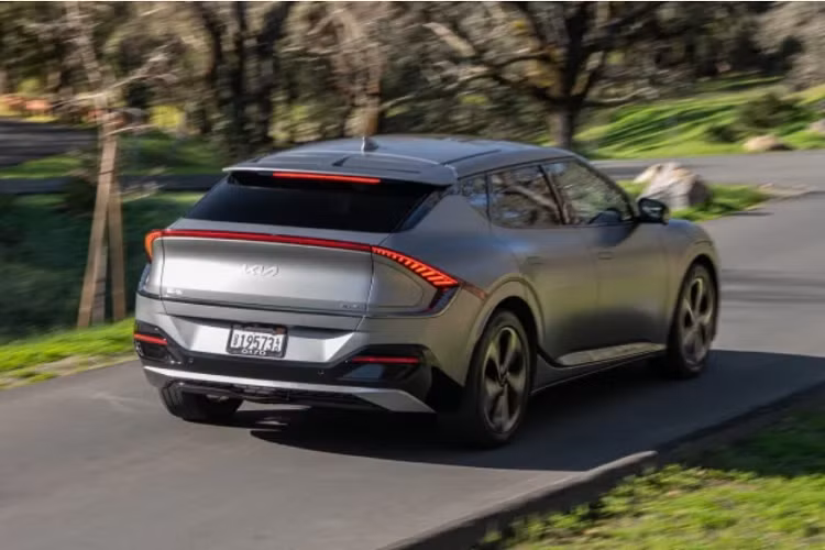 Hơn nữa, Kia EV6 GT-Line chạy điện có trang bị an toàn bổ sung và hệ thống hỗ trợ người lái như Hỗ trợ lái xe trên đường cao tốc cấp độ 2. Khách hàng cũng sẽ tìm thấy Hỗ trợ lái tự động, Hỗ trợ đỗ xe thông minh từ xa và Màn hình quan sát xung quanh, Kiểm soát hành trình thông minh và Hỗ trợ tránh va chạm phía trước.