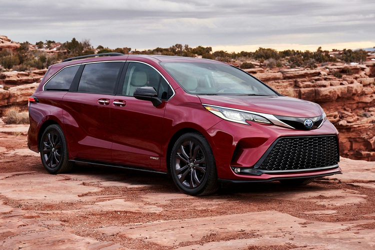 Qua những hình ảnh này, có thể thấy Toyota Granvia 2022 tại Trung Quốc sở hữu thiết kế ngoại thất giống với Sienna phiên bản XSE thể thao hiện đang bán tại Mỹ. Trên đầu xe, Toyota Granvia 2022 được trang bị lưới tản nhiệt cỡ lớn với mắt lưới hình tổ ong và sơn màu đen bóng. Ở hai bên lưới tản nhiệt là đèn sương mù hình tròn khá nhỏ và khe gió nằm dọc.