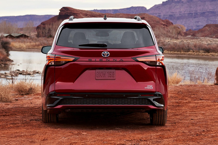 Khi mua mẫu MPV cỡ lớn này, khách hàng Trung Quốc sẽ nhận về những trang bị như vành hợp kim 18 inch hoặc 20 inch, camera 360 độ và cửa sổ trời 2 mảnh. Baga nóc, màn hình hiển thị thông tin kính lái HUD và cần gạt nước tự động là trang bị tùy chọn của xe.