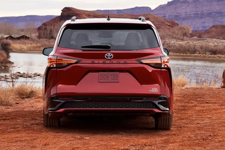 Khi mua mẫu MPV cỡ lớn này, khách hàng Trung Quốc sẽ nhận về những trang bị như vành hợp kim 18 inch hoặc 20 inch, camera 360 độ và cửa sổ trời 2 mảnh. Baga nóc, màn hình hiển thị thông tin kính lái HUD và cần gạt nước tự động là trang bị tùy chọn của xe.