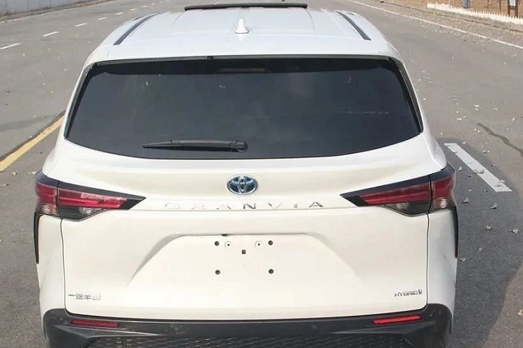 Bên trên là cụm đèn pha sắc sảo, được trang trí bằng nẹp mạ crôm. Ở giữa 2 đèn pha có thêm nẹp màu đen tích hợp logo của hãng Toyota. Tương tự đầu xe, thiết kế đằng sau của Toyota Granvia 2022 dành cho thị trường Trung Quốc cũng được bê nguyên từ Sienna XSE bản Mỹ sang. Tại đây, chúng ta có thể bắt gặp cụm đèn hậu kéo dài xuống chắn bùn sau và khu vực giữa cửa cốp được vuốt thành cánh gió. Trên cản sau cũng có tấm lưới trang trí và ốp màu đen bóng.