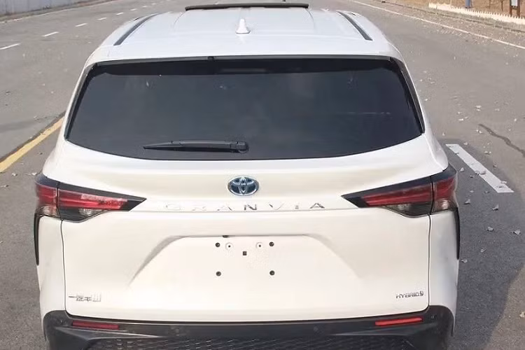 Bên trên là cụm đèn pha sắc sảo, được trang trí bằng nẹp mạ crôm. Ở giữa 2 đèn pha có thêm nẹp màu đen tích hợp logo của hãng Toyota. Tương tự đầu xe, thiết kế đằng sau của Toyota Granvia 2022 dành cho thị trường Trung Quốc cũng được bê nguyên từ Sienna XSE bản Mỹ sang. Tại đây, chúng ta có thể bắt gặp cụm đèn hậu kéo dài xuống chắn bùn sau và khu vực giữa cửa cốp được vuốt thành cánh gió. Trên cản sau cũng có tấm lưới trang trí và ốp màu đen bóng.
