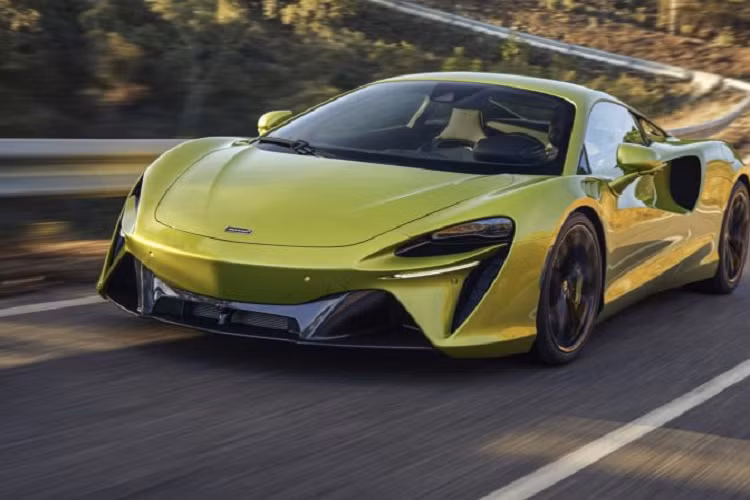 Đây không phải lần đầu tiên hai ông lớn trong ngành công nghiệp ôtô hợp tác chế tạo xe. Trước đó, McLaren và BMW đã cho ra mắt mẫu siêu xe huyền thoại McLaren F1. Trong đó, McLaren chịu trách nhiệm thiết kế xe, còn BMW chế tạo động cơ V12 6.1L hút khí tự nhiên. Vào thời điểm ra mắt năm 1993, McLaren F1 là chiếc siêu xe nhanh nhất thế giới.