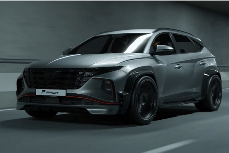Phong cách thể thao sẵn có của Hyundai Tucson thế hệ mới bằng cách nào đó trông rất “ăn nhập” với bộ body kit thân rộng mà Prior Design tạo ra. Nó bao gồm các tấm ốp vòm bánh màu đen mở rộng, ốp sườn xe mới, bộ mâm hợp kim đa chấu sơn đen đi kèm lốp Michelin và bộ kẹp phanh màu đỏ nổi bật.