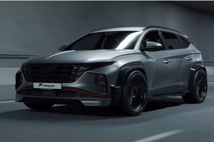 Phong cách thể thao sẵn có của Hyundai Tucson thế hệ mới bằng cách nào đó trông rất “ăn nhập” với bộ body kit thân rộng mà Prior Design tạo ra. Nó bao gồm các tấm ốp vòm bánh màu đen mở rộng, ốp sườn xe mới, bộ mâm hợp kim đa chấu sơn đen đi kèm lốp Michelin và bộ kẹp phanh màu đỏ nổi bật.