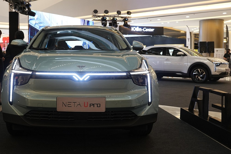 Không dừng ở đó, dải đèn LED định vị ban ngày còn vắt ngang đầu xe và tạo thành hình chữ "V" ở giữa, gợi liên tưởng đến xe VinFast. Nằm ngay bên dưới dải đèn này là đèn pha LED của xe. Ngoài ra, Neta U Pro còn có hốc gió trung tâm hình lục giác nằm thấp trên cản trước.