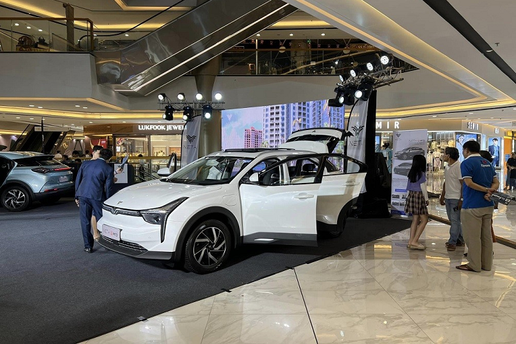 Vào hồi cuối tháng 8 năm nay, hãng Hozon Auto của Trung Quốc đã giới thiệu mẫu xe điện giá rẻ Neta V EV ở thị trường Thái Lan. Chẳng bao lâu sau đó, Hozon Auto tiếp tục gia nhập một thị trường Đông Nam Á khác, đó là Lào. Khác với thị trường Thái Lan, mẫu xe mà Hozon Auto ra mắt ở Lào là Neta U Pro 2022 chạy điện. Đây là thị trường ngoài Trung Quốc đầu tiên đón nhận mẫu xe này.