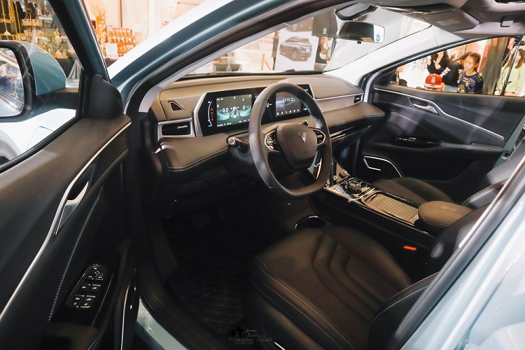 Tương tự dải đèn LED định vị ban ngày, đèn hậu của Neta U Pro cũng có thiết kế nối liền với nhau khiến phần đuôi xe trông rộng hơn. Thêm vào đó là cánh gió mui khá lớn, tích hợp đèn phanh trên cao và cảm biến đá cốp tiện dụng.