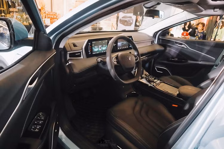 Tương tự dải đèn LED định vị ban ngày, đèn hậu của Neta U Pro cũng có thiết kế nối liền với nhau khiến phần đuôi xe trông rộng hơn. Thêm vào đó là cánh gió mui khá lớn, tích hợp đèn phanh trên cao và cảm biến đá cốp tiện dụng.