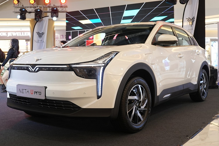 Bên trong Neta U Pro là không gian nội thất 5 chỗ ngồi và bọc da với chỉ khâu màu tương phản. Những trang bị đáng chú ý của mẫu xe này ở thị trường Lào bao gồm vô lăng vát đáy thể thao, bảng đồng hồ kỹ thuật số 8 inch, nối liền với màn hình cảm ứng trung tâm cùng kích thước, núm xoay chuyển số, phanh tay điện tử, tính năng tự động giữ phanh tạm thời, ngăn chứa đồ có nắp che ở cụm điều khiển trung tâm và cửa sổ trời toàn cảnh Panorama.