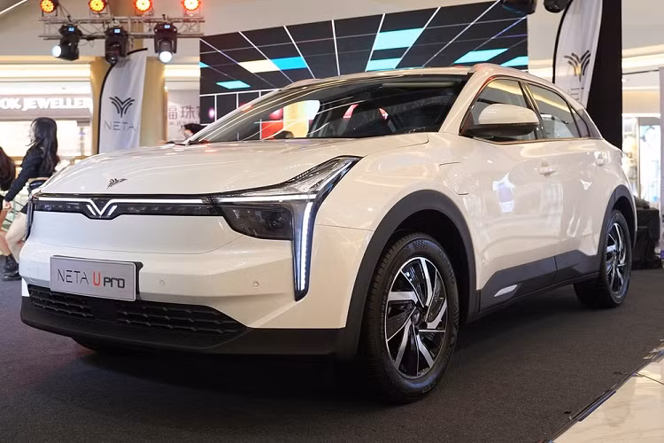 Bên trong Neta U Pro là không gian nội thất 5 chỗ ngồi và bọc da với chỉ khâu màu tương phản. Những trang bị đáng chú ý của mẫu xe này ở thị trường Lào bao gồm vô lăng vát đáy thể thao, bảng đồng hồ kỹ thuật số 8 inch, nối liền với màn hình cảm ứng trung tâm cùng kích thước, núm xoay chuyển số, phanh tay điện tử, tính năng tự động giữ phanh tạm thời, ngăn chứa đồ có nắp che ở cụm điều khiển trung tâm và cửa sổ trời toàn cảnh Panorama.