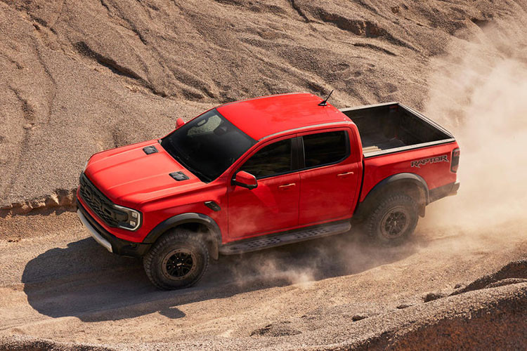 Để cải thiện khả năng off-road, Ford Ranger Raptor 2022 còn có hệ thống treo hạng nặng, bao gồm tay đòn cao/thấp mới, làm bằng nhôm, và giảm xóc chủ động FOX Live Valve 63 mm do bộ phận Ford Performance hiệu chỉnh. Thêm vào đó là hệ thống treo liên kết Watt phía sau.