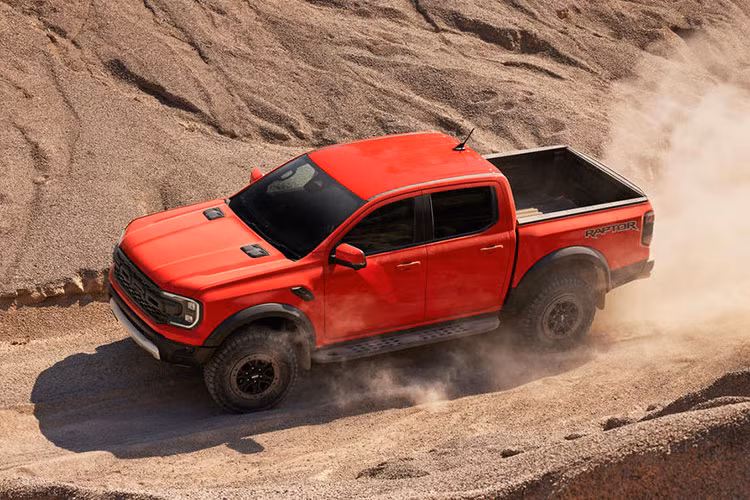 Để cải thiện khả năng off-road, Ford Ranger Raptor 2022 còn có hệ thống treo hạng nặng, bao gồm tay đòn cao/thấp mới, làm bằng nhôm, và giảm xóc chủ động FOX Live Valve 63 mm do bộ phận Ford Performance hiệu chỉnh. Thêm vào đó là hệ thống treo liên kết Watt phía sau.