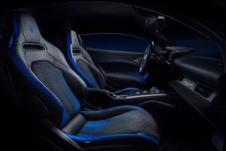 Đối với nội thất, điểm nhấn đáng chú ý trong khoang cabin của Maserati MC20 là hệ thống thông tin giải trí, gồm cụm kết nối Maserati Connect, cụm giải trí MIA và màn hình cảm ứng 10 inch.