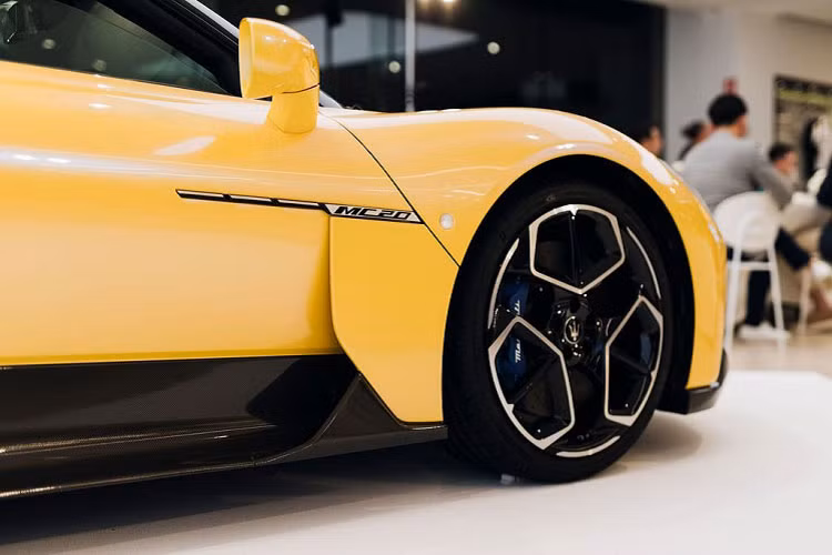 Cung cấp sức mạnh cho Maserati MC20 là khối động cơ tăng áp kép V6 3.0L sản sinh công suất 621 mã lực và mô-men xoắn cực đại 730 Nm, kết hợp với hộp số ly hợp kép tám cấp cùng hệ dẫn động cầu sau và bộ vi sai chống trượt.