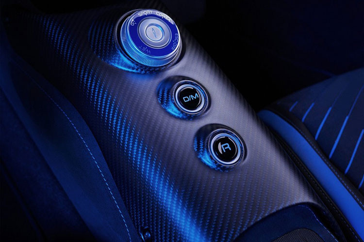 Hệ thống này tích hợp các tính năng như trợ lý ảo Alexa, kết nối điện thoại thông minh, định vị dẫn đường, phát Wifi kết nối Internet,…