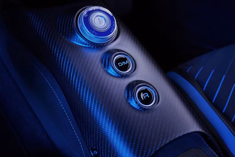 Hệ thống này tích hợp các tính năng như trợ lý ảo Alexa, kết nối điện thoại thông minh, định vị dẫn đường, phát Wifi kết nối Internet,…