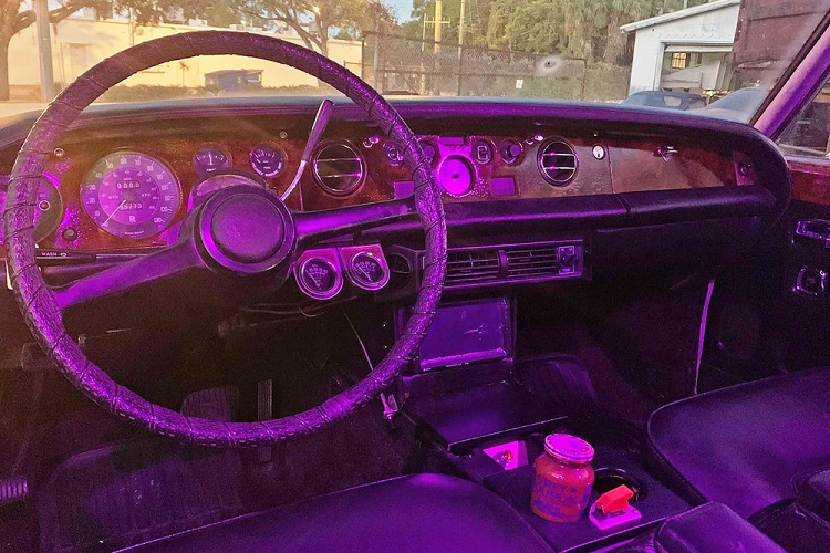 Để đảm bảo chiếc xe có đủ sức mạnh hoàn thành nhiệm vụ, họ quyết định loại bỏ động cơ V8 dung tích 6.2 lít ban đầu và thay thế bằng một động cơ Chevrolet 350.