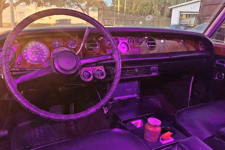 Để đảm bảo chiếc xe có đủ sức mạnh hoàn thành nhiệm vụ, họ quyết định loại bỏ động cơ V8 dung tích 6.2 lít ban đầu và thay thế bằng một động cơ Chevrolet 350.