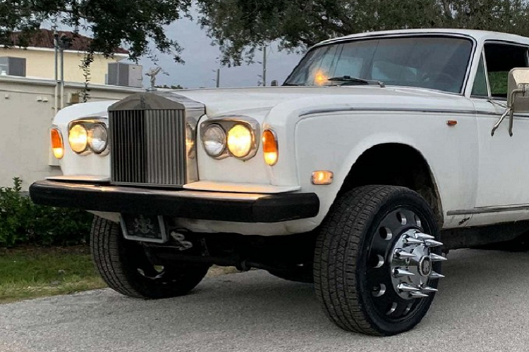 Để duy trì sự thuần khiết vốn có, cabin của chiếc Rolls-Royce Silver Shadow đã được giữ nguyên, ngoại trừ một số đèn chiếu sang xung quanh màu tím để tạo cảm xúc cho người ngồi. Ở một số bức ảnh khác, ta có thể thấy chiếc xe có thể kéo theo nhiều dạng phương tiện khác nhau, kèm phần thùng xe lớn để tiện chở phụ tùng.