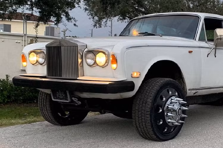 Để duy trì sự thuần khiết vốn có, cabin của chiếc Rolls-Royce Silver Shadow đã được giữ nguyên, ngoại trừ một số đèn chiếu sang xung quanh màu tím để tạo cảm xúc cho người ngồi. Ở một số bức ảnh khác, ta có thể thấy chiếc xe có thể kéo theo nhiều dạng phương tiện khác nhau, kèm phần thùng xe lớn để tiện chở phụ tùng.