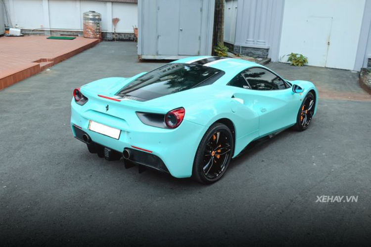 Cung cấp sức mạnh cho "ngựa chồm" là cỗ máy tăng áp kép V8 3.9L cho công suất 661 mã lực và mô-men xoắn cực đại 760 Nm, kết hợp hộp số ly hợp kép 7 cấp, giúp 488 GTB có thể tăng tốc từ 0 - 100 km/h chỉ trong 3 giây trước khi cán vận tốc tối đa 330 km/h