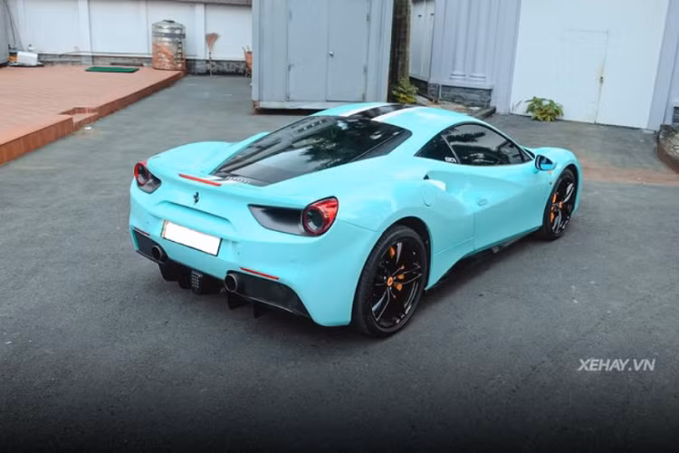 Cung cấp sức mạnh cho "ngựa chồm" là cỗ máy tăng áp kép V8 3.9L cho công suất 661 mã lực và mô-men xoắn cực đại 760 Nm, kết hợp hộp số ly hợp kép 7 cấp, giúp 488 GTB có thể tăng tốc từ 0 - 100 km/h chỉ trong 3 giây trước khi cán vận tốc tối đa 330 km/h