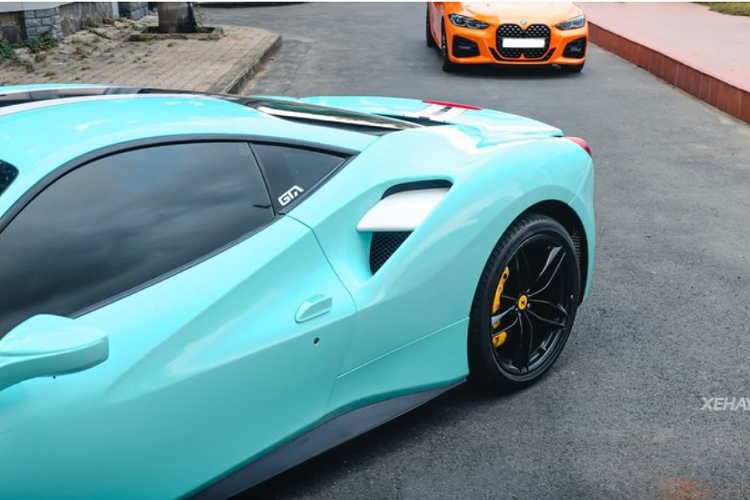 Ngay từ khi ra mắt thế giới vào năm 2015, Ferrari 488 GTB đã được đánh giá là một "người kế nhiệm" đầy lỗi lạc của mẫu xe đi trước 458 Italia, với 85% bộ phận trên 488 được thay mới so với 458. Đặc biệt, hệ thống phanh và lốp xe trên 488 GTB đều được "thửa lại" từ LaFerrari.