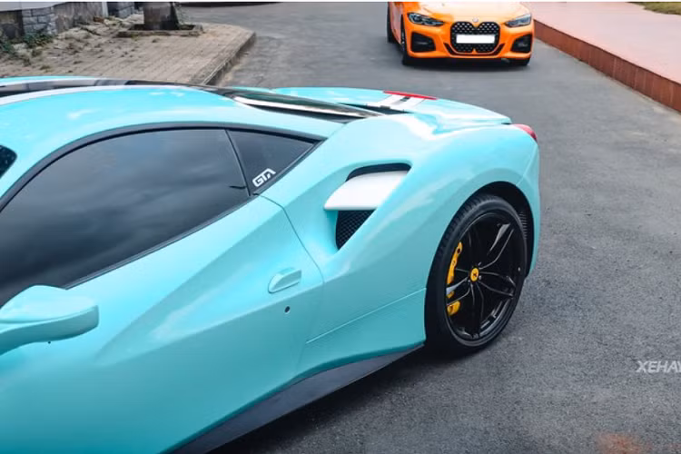 Ngay từ khi ra mắt thế giới vào năm 2015, Ferrari 488 GTB đã được đánh giá là một "người kế nhiệm" đầy lỗi lạc của mẫu xe đi trước 458 Italia, với 85% bộ phận trên 488 được thay mới so với 458. Đặc biệt, hệ thống phanh và lốp xe trên 488 GTB đều được "thửa lại" từ LaFerrari.