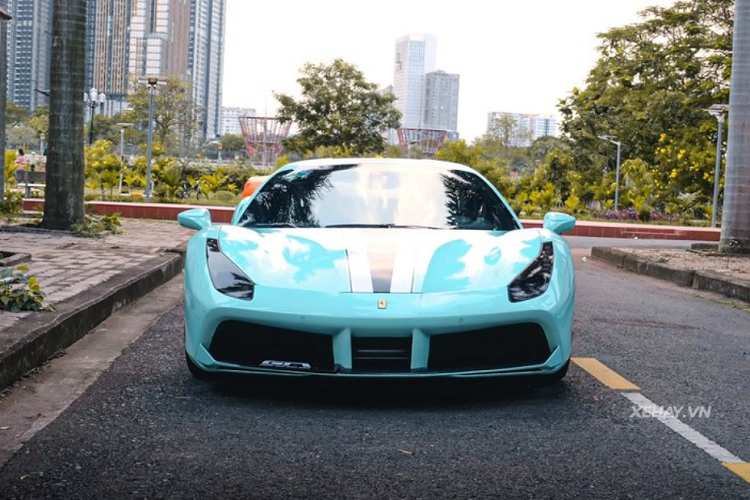 Ngoài việc dán decal xanh lam thì chiếc Ferrari 488 GTB tại Sài Gòn này không có thay đổi gì so với nguyên bản, từ ngoại thất cho đến nội thất và hệ truyền động. Xe được trang bị bộ mâm 5 chấu kép sơn đen kèm má phanh màu vàng tương phản nổi bật