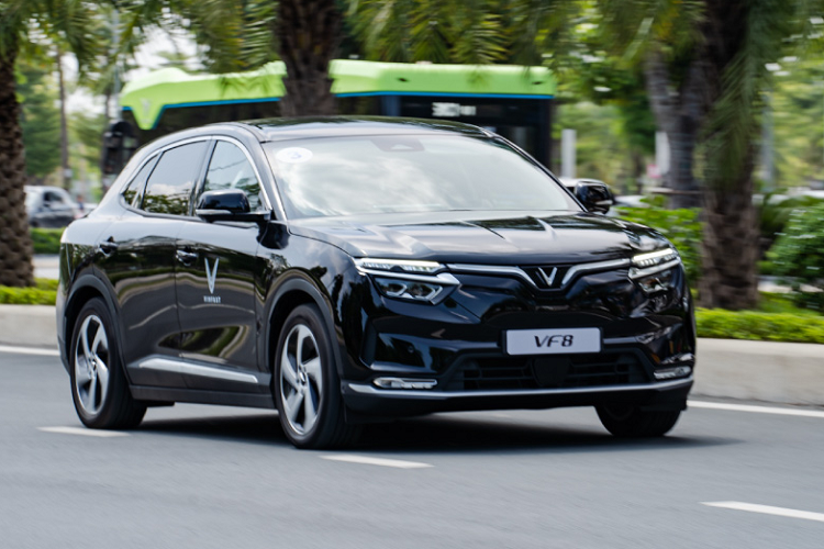 Anh Quốc Anh nhận xét, VinFast đã đánh trúng tâm lý người dùng khi đầu tư các công nghệ và tính năng thiết yếu như đọc báo, xem phim, đặt phòng, mua sắm trên VF 8. Không những cho phép khách hàng tận hưởng công nghệ hiện đại mà còn mang đến cuộc sống tiện nghi, thoải mái.