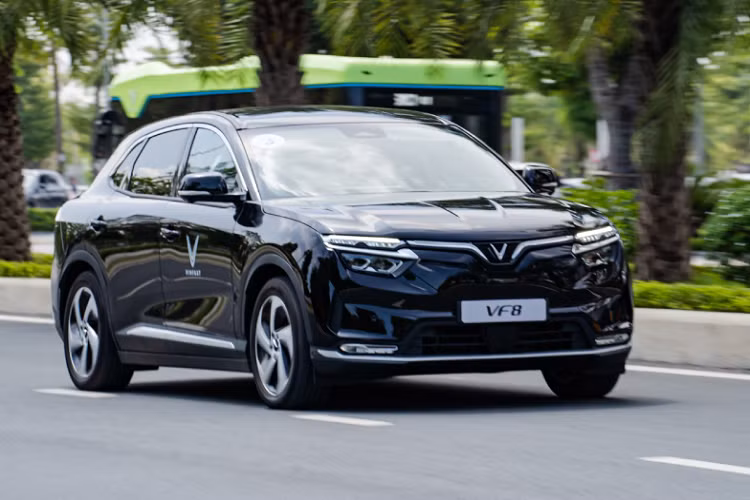 Anh Quốc Anh nhận xét, VinFast đã đánh trúng tâm lý người dùng khi đầu tư các công nghệ và tính năng thiết yếu như đọc báo, xem phim, đặt phòng, mua sắm trên VF 8. Không những cho phép khách hàng tận hưởng công nghệ hiện đại mà còn mang đến cuộc sống tiện nghi, thoải mái.