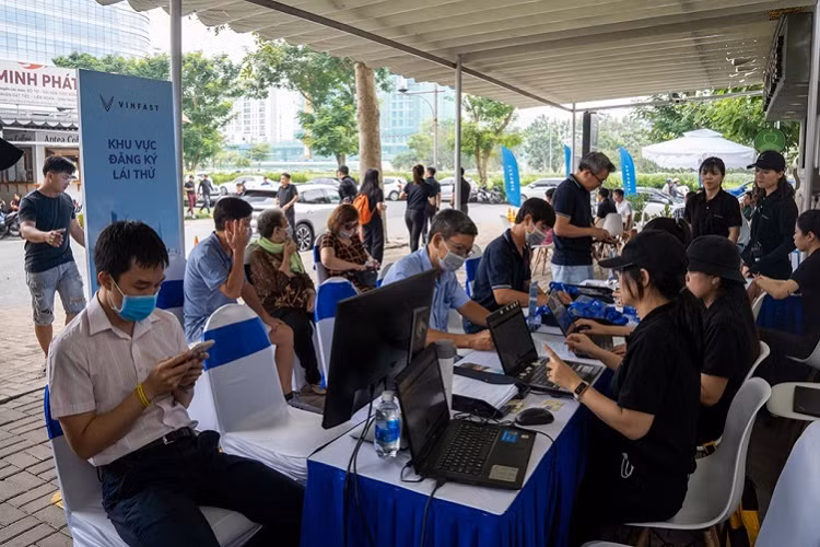 Sự kiện lần này được tổ chức trong 3 ngày 28-29-30/10, địa điểm ngay gần Trung tâm Hội chợ và Triển lãm Sài Gòn (SECC, Quận 7, TP.HCM) - nơi đang diễn ra triển lãm Vietnam Motor Show 2022 nên thu hút rất đông khách tham gia. Dù có mặt khá sớm nhưng anh Sơn cho biết số thứ tự của anh đã lên tới gần 100.