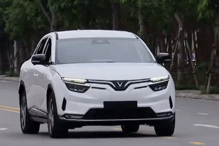 Cũng chốt cọc VF 8 ngay sau lần đầu “chạm mặt”, anh Thế Hoàng cho rằng đây là một trong những mẫu xe thú vị nhất và “đáng tiền” nhất hiện nay. Xét tất cả các tiêu chí quan trọng, từ thiết kế nội ngoại thất, trang bị đến vận hành, VF 8 tương đương với những mẫu xe có giá cao hơn nhiều lần.