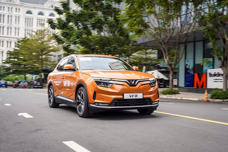 Lỡ hẹn với sự kiện lái thử xe VF 8 được VinFast tổ chức lần đầu tại TP HCM vào hồi tháng 7, anh Nguyễn Minh Sơn cùng vợ và cậu con trai 10 tuổi đã có mặt từ khá sớm tại M-Building (quận 7, TP.HCM) trong buổi sáng 28/10 khi biết VinFast tiếp tục tổ chức sự kiện lái thử xe VF 8 tại đây.