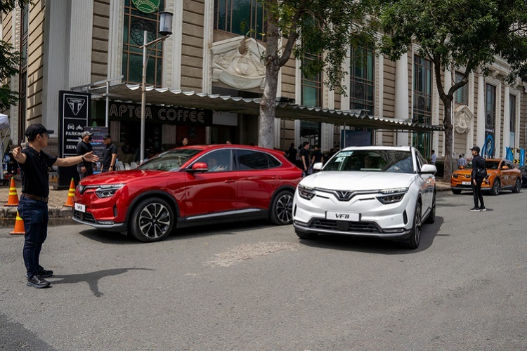 “Nhìn từ xa đã dễ dàng nhận ra VF 8 bởi kiểu dáng bệ vệ cùng đường nét thiết kế đặc trưng, không thể trộn lẫn. Thực sự là cả tôi lẫn vợ con đều rất mong chờ được ngồi lên xe và trải nghiệm thực tế mẫu xe này”, anh Sơn hào hứng. Vị khách hàng đã có 15 năm lái xe tiết lộ anh mê VF 8 đến mức đã xem rất nhiều video review mẫu xe này trên YouTube.