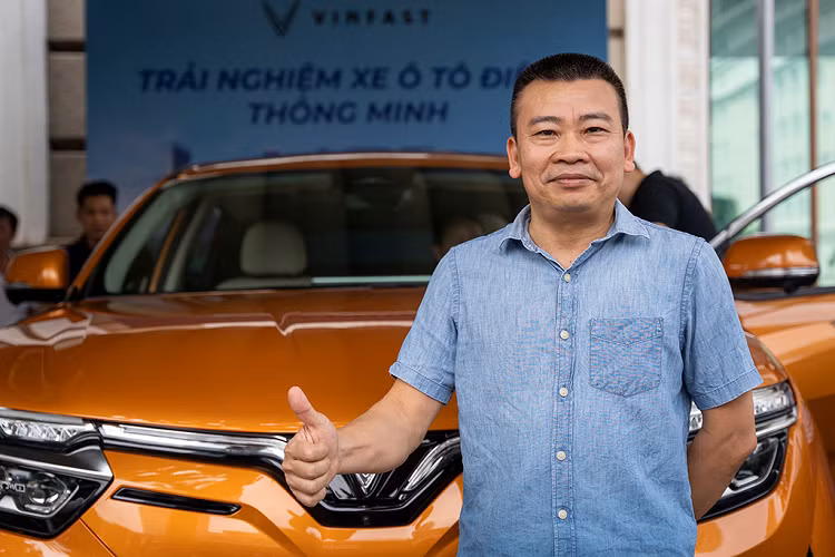 Là một trong những người chơi xe và trải nghiệm đa dạng các dòng xe, anh Phạm Quốc Anh (quận Bình Thạnh) không ngần ngại chấm điểm 10 cho phần thể hiện xuất sắc của chiếc xe, dù cung đường lái thử chưa cho phép VF 8 phô diễn hết sức mạnh. Theo anh Quốc Anh, VF 8 sở hữu hệ thống treo rất chắc chắn, mang tới cảm giác lái “cực phê”, nhất là khi tăng tốc.