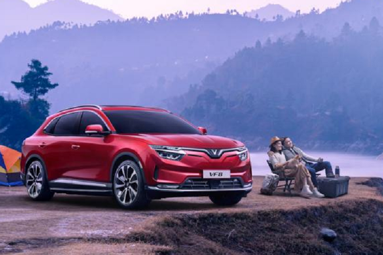 Sau khi cả gia đình cùng nhau trải nghiệm xe trên cung đường thử, anh Minh Sơn không tốn thêm chút công sức thuyết phục nào khi chính bà xã là người đưa ra quyết định “rước” chiếc VF 8 về nhà. Anh Sơn chia sẻ, vợ anh vốn đã thích xe điện VinFast khi đi thử xe VF e34 của gia đình người bạn, nhưng do nhu cầu cần một chiếc ô tô lớn hơn nên đã nhắm tới VF 8.