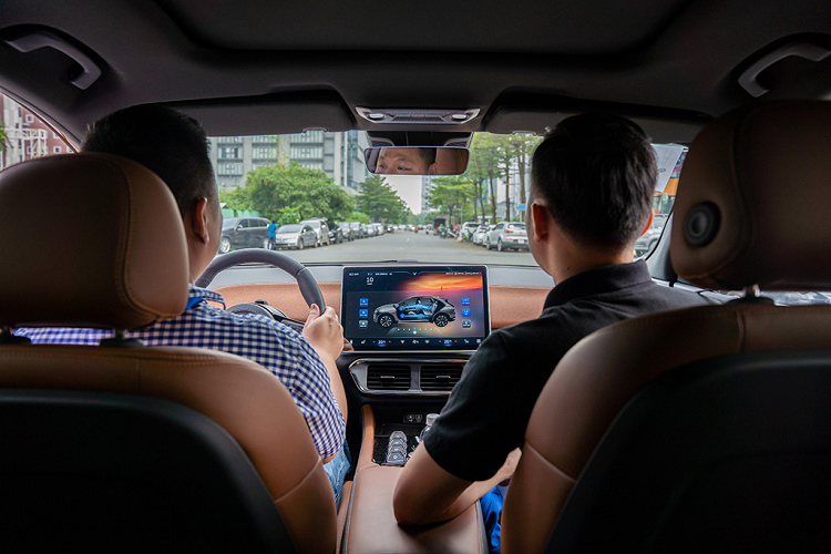 Anh Nguyễn Thế Hoàng (Quận 4) chia sẻ, VF 8 nhanh chóng thu hút ánh nhìn của anh bởi vẻ ngoài sang trọng và khỏe khoắn. Khi bước vào khoang nội thất, người đàn ông tự nhận mình “cực kỳ khó tính” lại một lần nữa bị thuyết phục bởi những trang bị công nghệ ấn tượng trên mẫu SUV điện này.