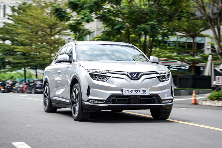 Mặc dù vậy, do đang có ý định “xuống tiền” mua xe và không muốn bỏ lỡ cơ hội trải nghiệm trực tiếp mẫu ô tô điện cao cấp mang thương hiệu Việt thêm một lần nữa nên gia đình anh quyết định ngồi café đợi đến lượt để lái thử.