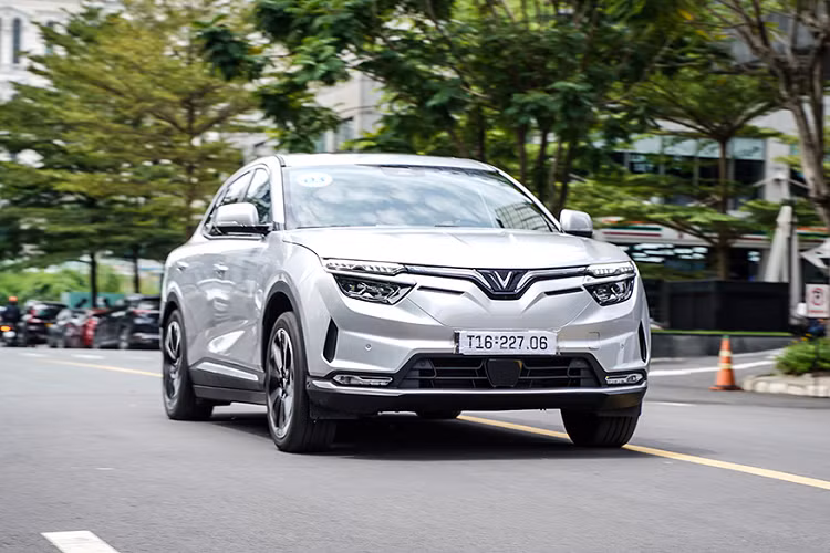 Mặc dù vậy, do đang có ý định “xuống tiền” mua xe và không muốn bỏ lỡ cơ hội trải nghiệm trực tiếp mẫu ô tô điện cao cấp mang thương hiệu Việt thêm một lần nữa nên gia đình anh quyết định ngồi café đợi đến lượt để lái thử.