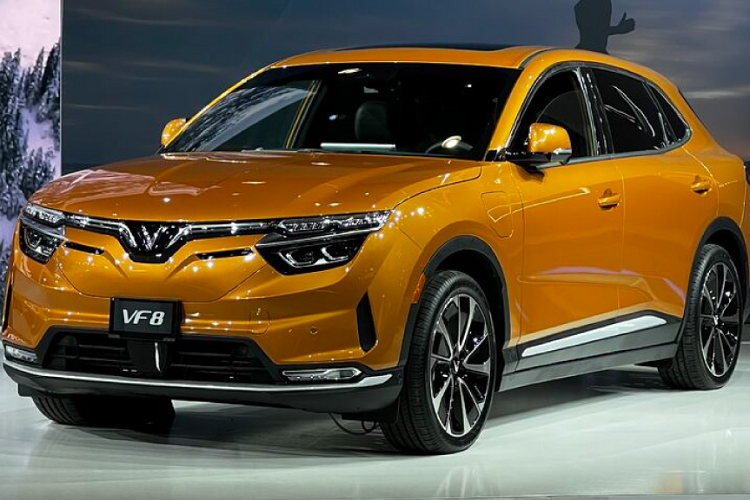 “Vận hành của VF 8 thì miễn chê, rất mạnh mẽ và êm ái. Khả năng tăng tốc ăn đứt các xe động cơ đốt trong, mang lại sự phấn khích khó tả. Trong tầm giá thì VF 8 thực sự là mẫu xe mang lại cảm giác lái ấn tượng nhất nên tôi quyết định sẽ chốt cọc luôn”, anh Quốc Anh hồ hởi.