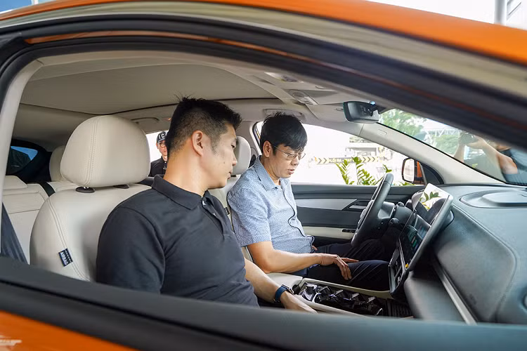 Nhưng đến khi được tận mắt nhìn và lái thử chiếc e-SUV, anh Sơn thừa nhận VF 8 còn “tuyệt vời hơn cả những bài review hay nhất”. “VF 8 khẳng định đẳng cấp của một mẫu xe sang từ cả thiết kế tinh tế bên ngoài đến chất lượng hoàn thiện chỉn chu bên trong. Phần vuốt đuôi coupe của VF 8 tạo cảm giác thể thao, hiện đại. Đặc biệt, thiết kế đèn LED của VF 8 rất sắc sảo và có chiều sâu, giúp chiếc xe luôn gây ấn tượng khi xuất hiện”, anh Sơn nhận xét.