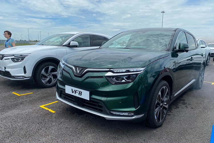 Các tính năng thông minh Smart Services và điều khiển bằng giọng nói cũng là điểm cộng mà anh Quốc Anh dành cho VF 8 khi đặt mẫu xe này lên bàn cân với các dòng xe xăng cùng phân khúc. Theo anh, ngoài khả năng vận hành thì các tiện ích trên xe là điều sẽ khiến nhiều người cân nhắc.