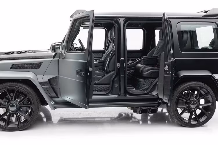 Mới đây, hãng độ đã “khoe” một số hình ảnh của một chiếc Mercedes G-Class độ Mansory với phong cách hai màu, chuyển màu ở giữa thân xe cùng gói độ cửa cắt kéo. Chiếc xe này được thực hiện dựa theo đơn đặt hàng của một đại gia đến từ Khu vực Các tiểu Vương quốc Ả Rập thống nhất.