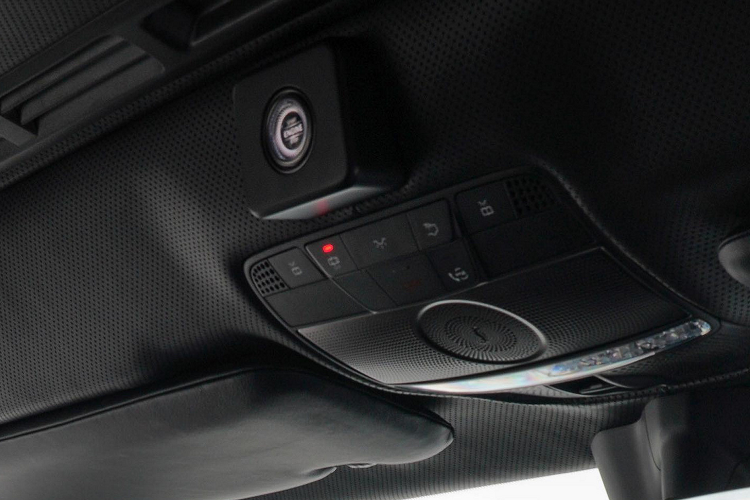 Cửa mở ngược kiểu Rolls-Royce cũng giúp chiếc G-Class này trông đặc biệt hơn cũng như giúp những vị chủ nhân giàu có có thể dễ dàng lên xuống xe hơn. Mansory cũng sửa đổi hệ thống truyền động của G 63, bổ sung bộ tăng áp lớn hơn cho động cơ tăng áp kép V8 4.0 lít.