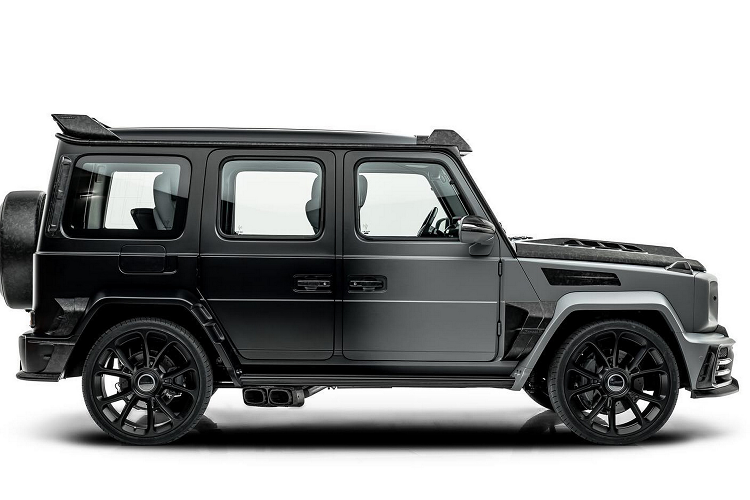 Ngoài ra, nội thất của xe cũng được bọc lại hoàn toàn với da màu đen cùng họa tiết đan chéo cao cấp, tên Mansory được dập ở trên các phần mặt ghế ngồi. Các ghế ngồi của chiếc xe này được trang bị ghế cỡ lớn, giúp đem lại trải nghiệm tốt hơn cho người ngồi.